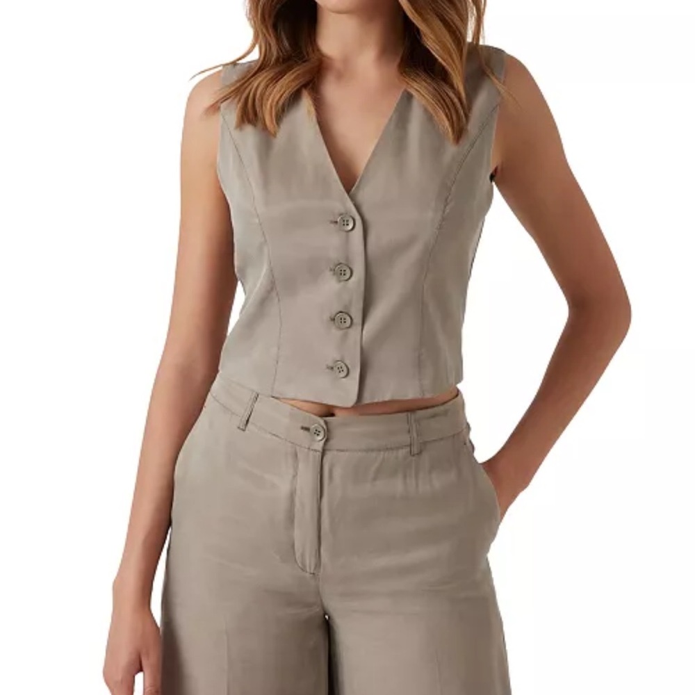 New with tags GUESS Women's sage leaf vest